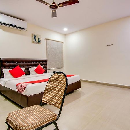 Oyo Akshaya Inn Виджаявада Экстерьер фото