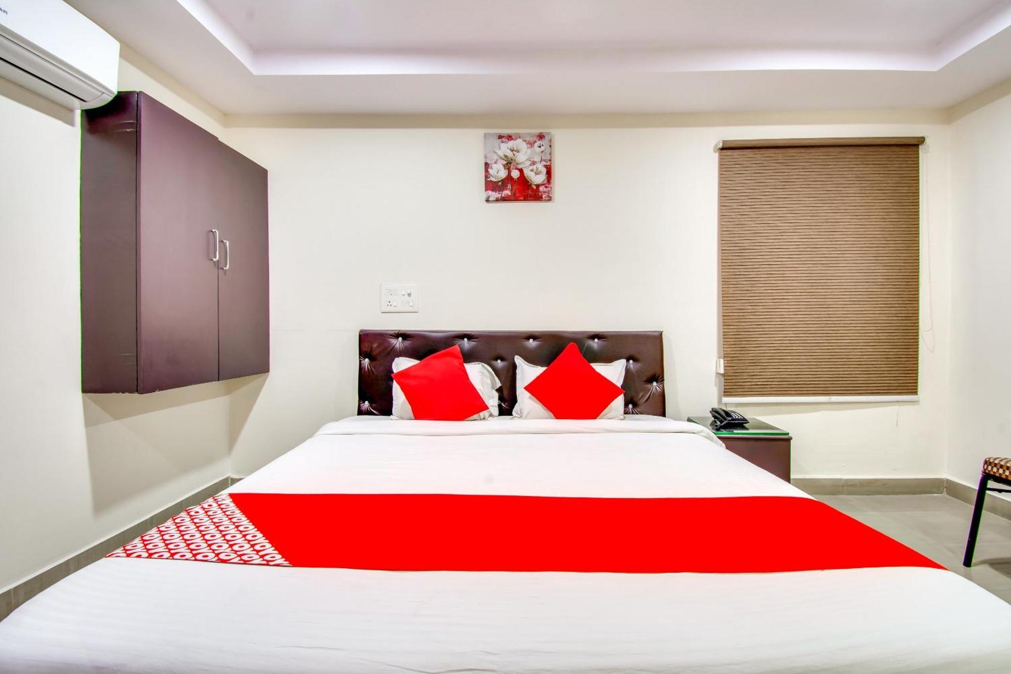 Oyo Akshaya Inn Виджаявада Экстерьер фото