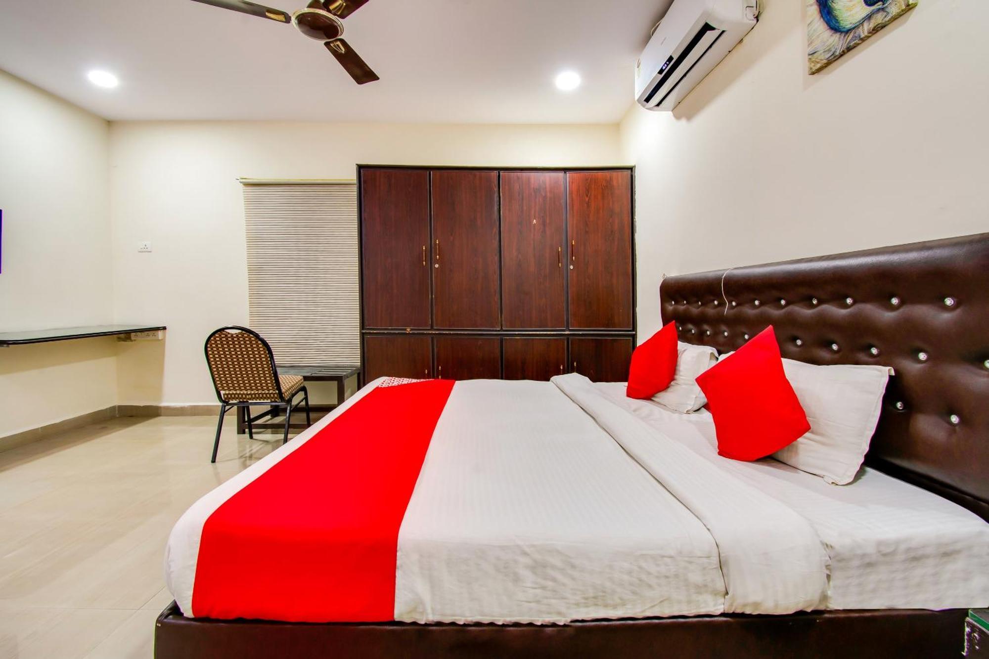 Oyo Akshaya Inn Виджаявада Экстерьер фото