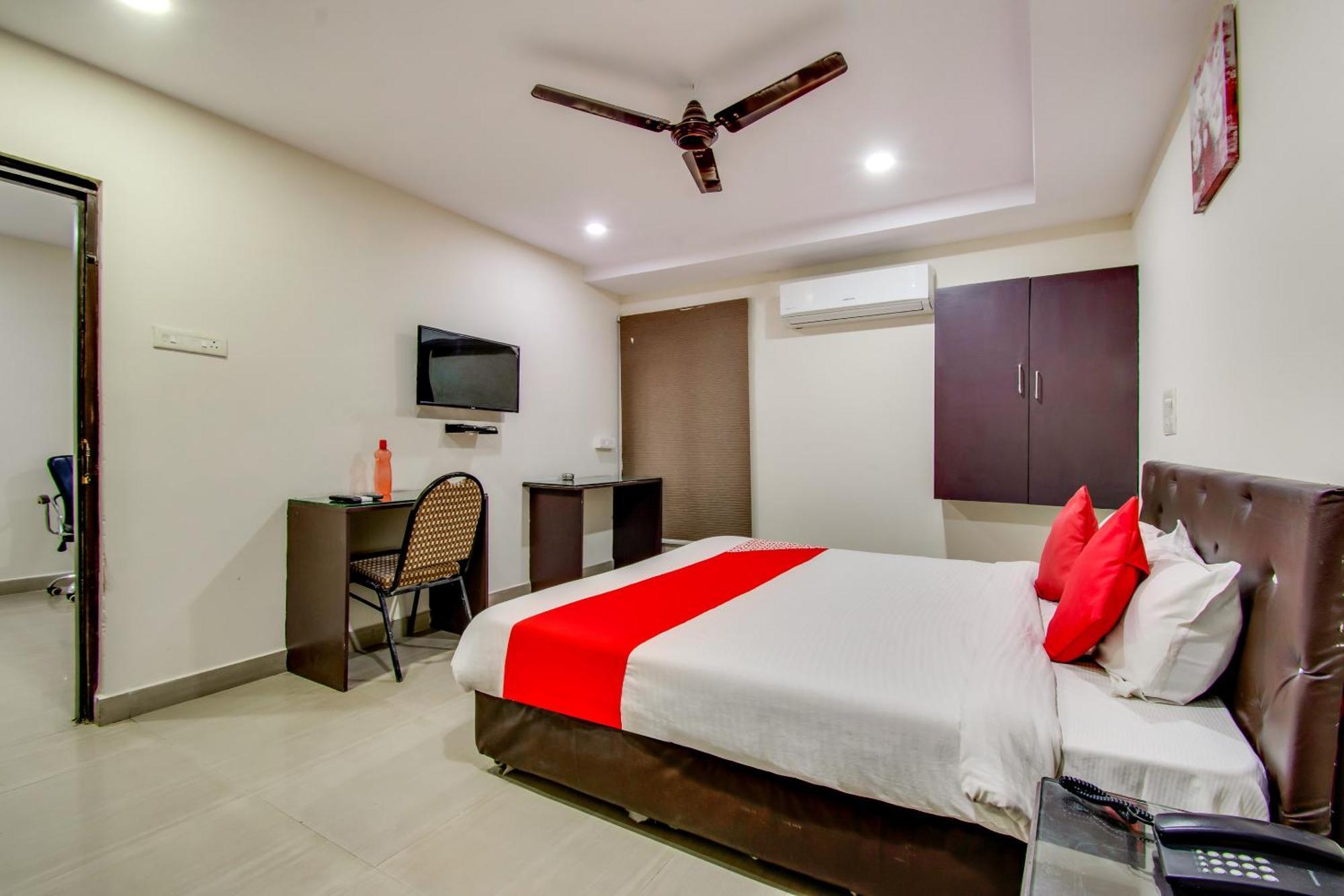 Oyo Akshaya Inn Виджаявада Экстерьер фото